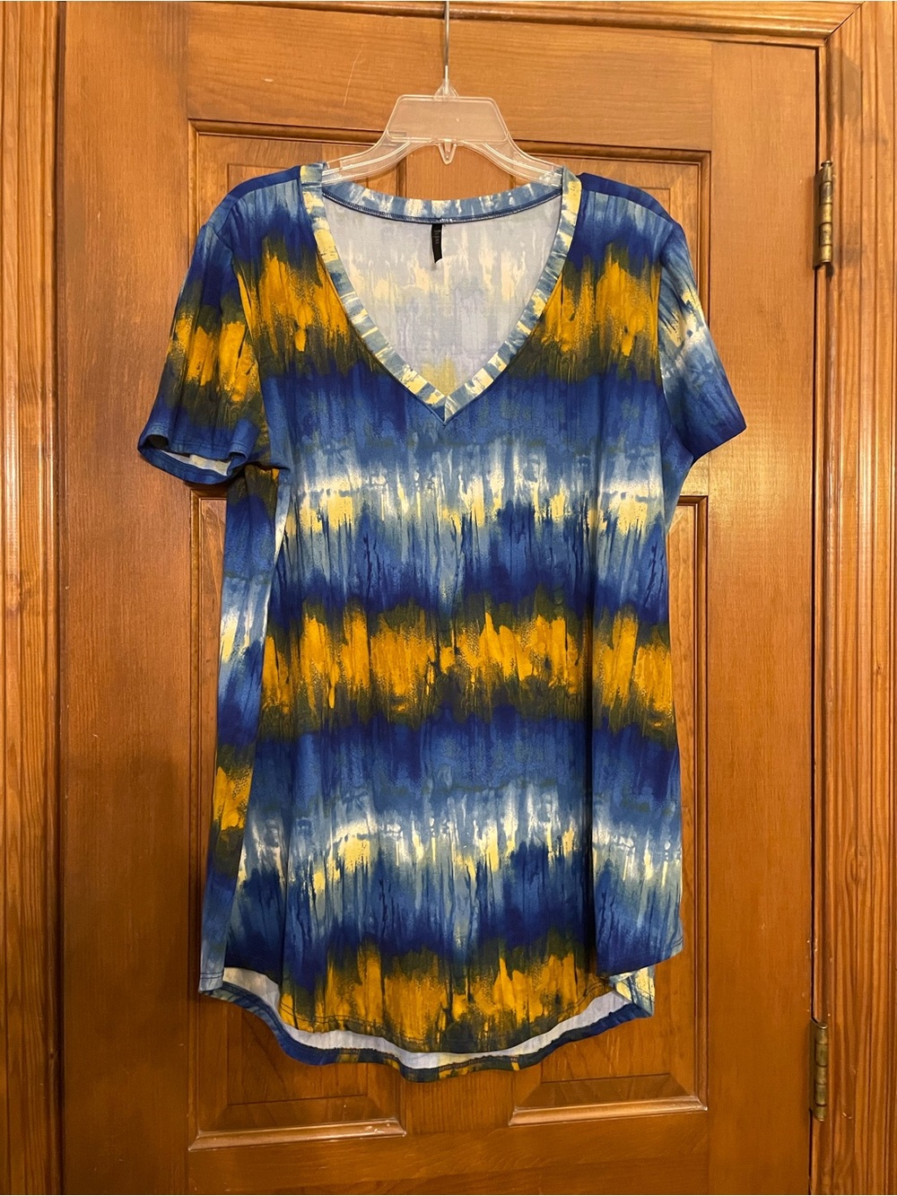 Jupee Women’s Soft Blue & Gold V-Neck Short Sleeve Tee Rounded‎ Hem, Size 1X